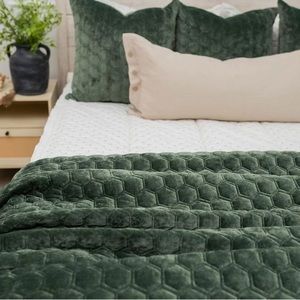 Beddys Remington Luxe Blanket & Euro Pillow